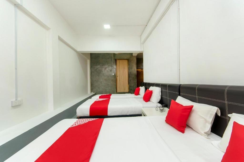 Oyo 43993 Madsuite Kota Kinabalu Zewnętrze zdjęcie